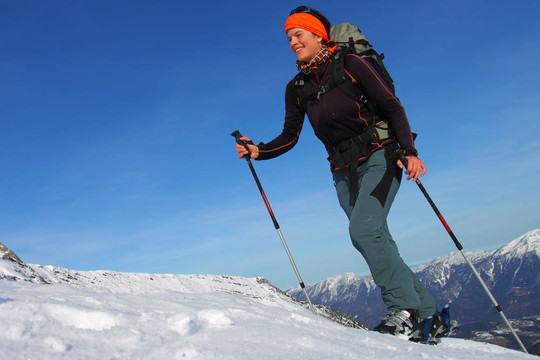 微笑的女人做滑雪旅行。冬季戶外活動