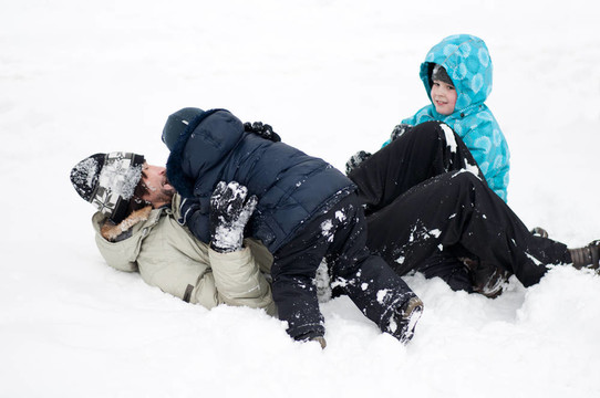 爸爸和孩子在雪地里玩