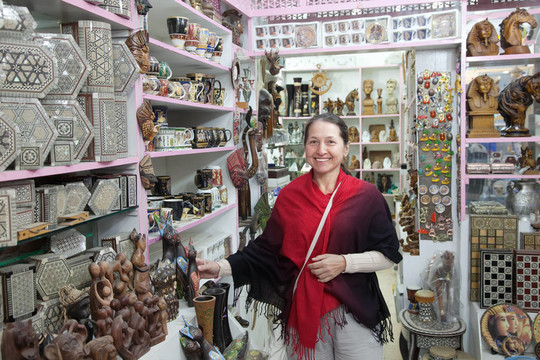 女人選擇埃及商店紀(jì)念品