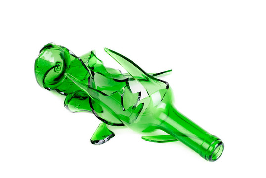 白色背景上破碎的綠色酒瓶