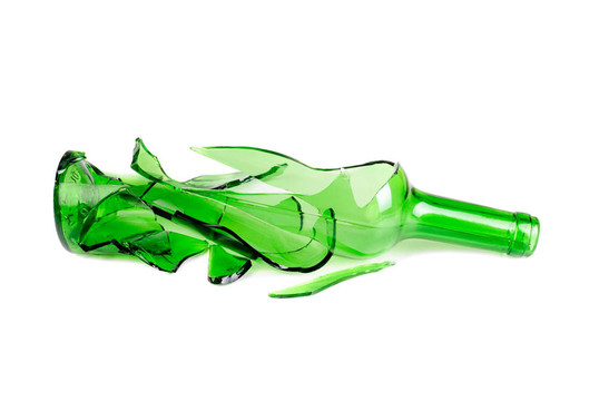 白色背景上破碎的綠色酒瓶
