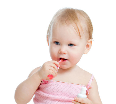 婴儿清洁牙齿和微笑；孤立的白色背景