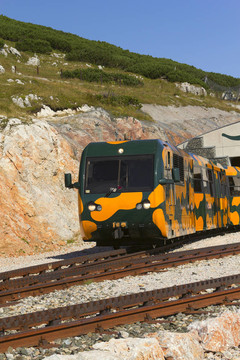 在施內(nèi)山山區(qū)鐵路列車。