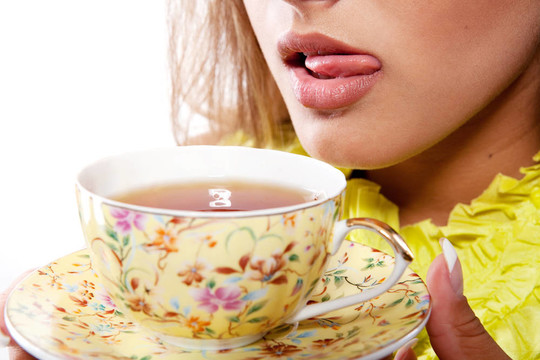 帶著新鮮茶的女人