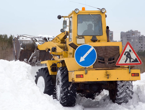 拖拉機清掃積雪