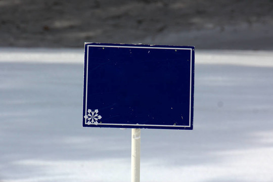 滑雪場(chǎng)上的空藍(lán)色標(biāo)志