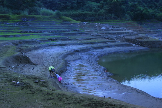 小女孩陷入泥坑沼澤地