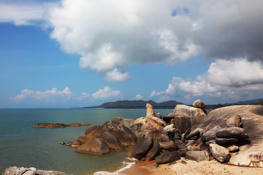 一堆巖石的海岸風(fēng)景如畫