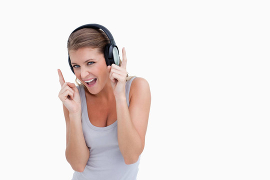 歡快的女人邊聽音樂邊跳舞
