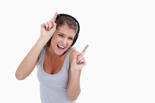 女人邊聽音樂邊跳舞