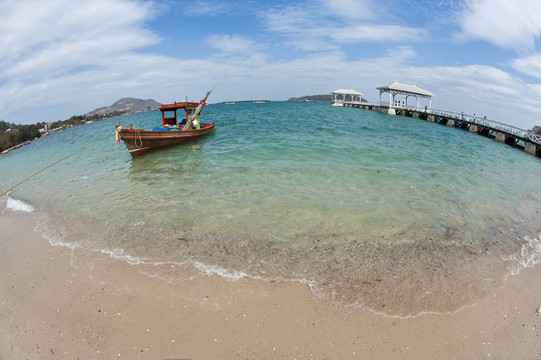 海灘上的漁夫船