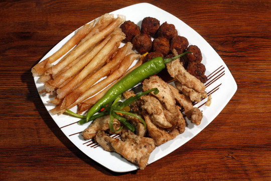 芝士棒；肉丸子和油炸雞胸肉