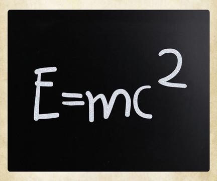 E = mc2手寫用白色粉筆在黑板上