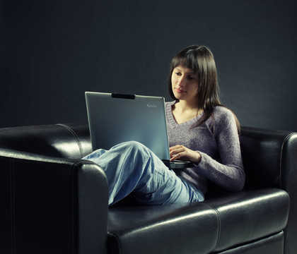 年輕女性使用筆記本電腦；復(fù)制空間
