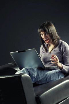 電腦問題；年輕的女人看著電腦；挫折