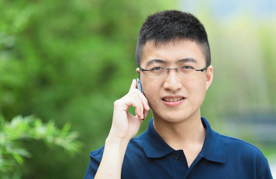 有手機的男人