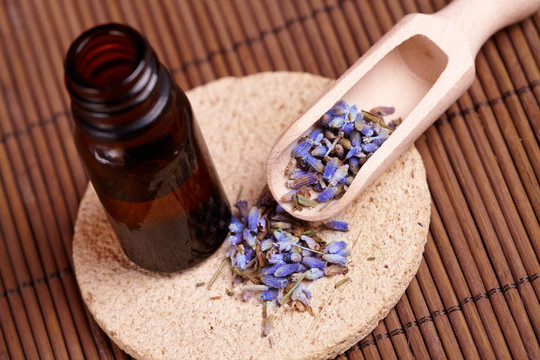 干薰衣草花瓣與浸漬油