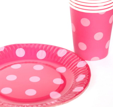 粉红色纸板杯和盘子