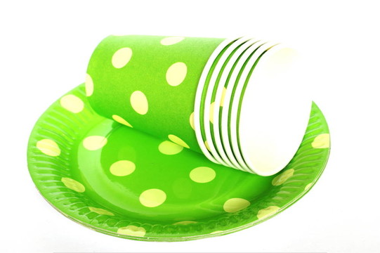 绿色纸板杯子和盘子
