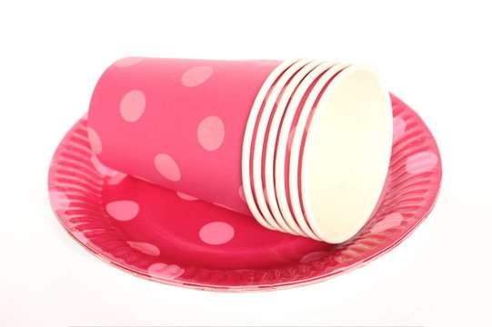 粉红色纸板杯和盘子