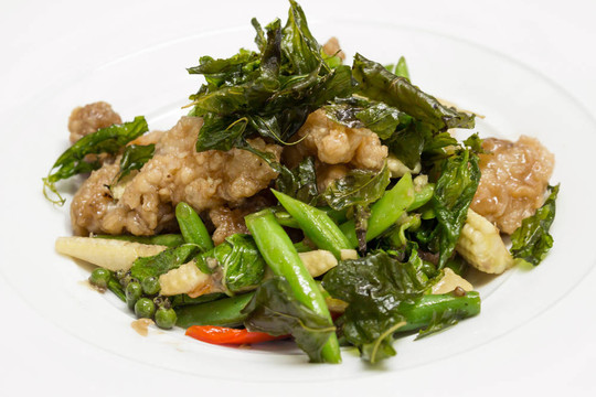 鍋炸雞與胡椒；長豆；小玉米和熱