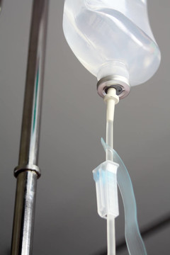 生理鹽水靜脈滴注