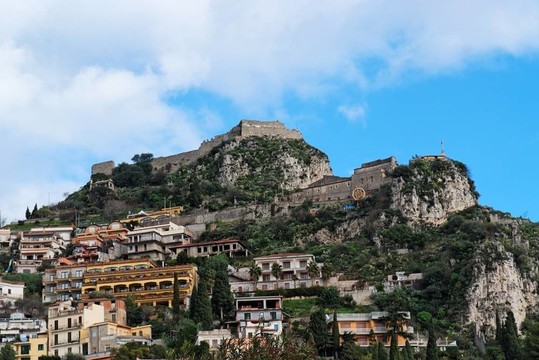 Saracen Castle和麥當(dāng)娜Monte Tauro Della Rocca以上陶爾米納西西里