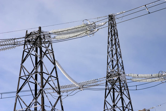 冬季多云天空背景下的電力傳輸線