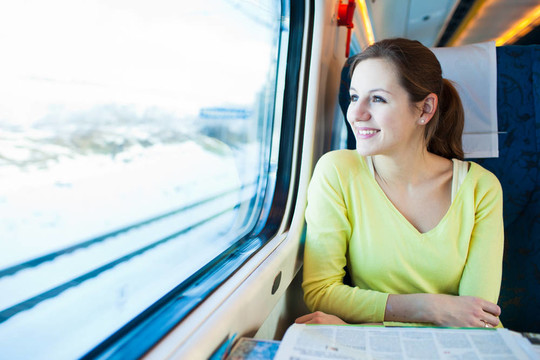 乘火車旅行的年輕女子