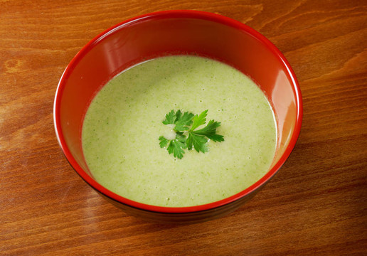 碗奶油西蘭花湯