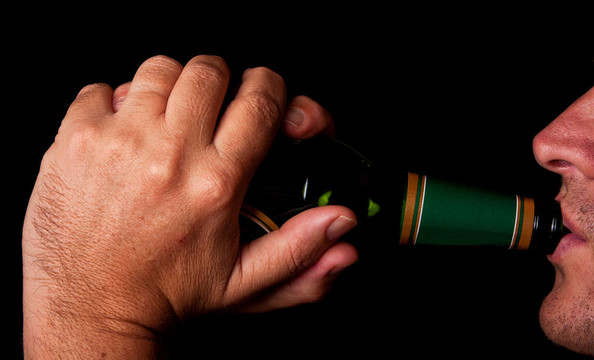男人喝啤酒瓶子