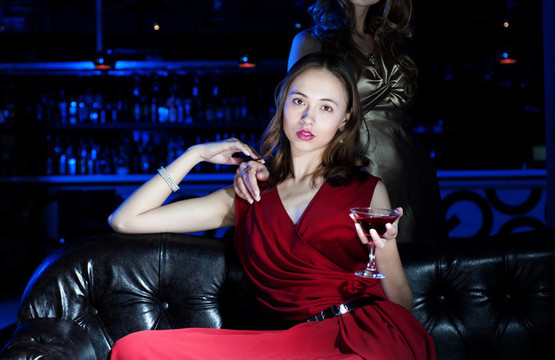年輕女子喝了一杯酒休息