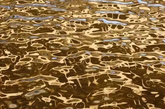 金色的水