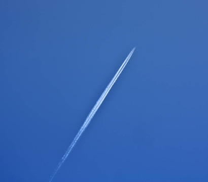 藍(lán)天上飛機(jī)白色煙霧的蹤跡