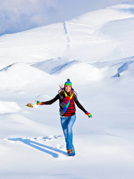 快樂的女孩在雪地里奔跑