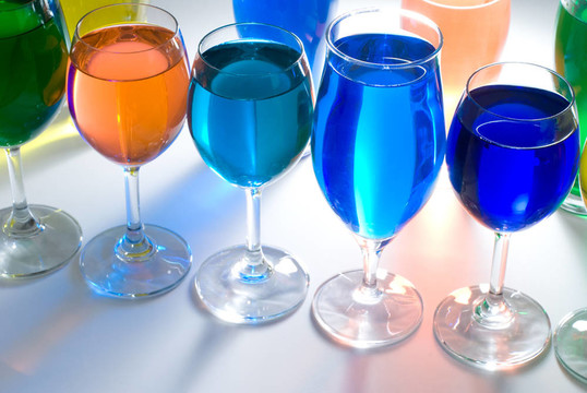 一套酒杯和彩色水