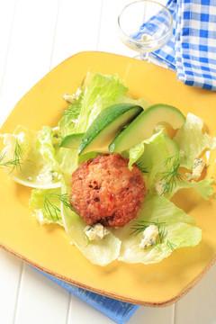 肉餅生菜葉子上