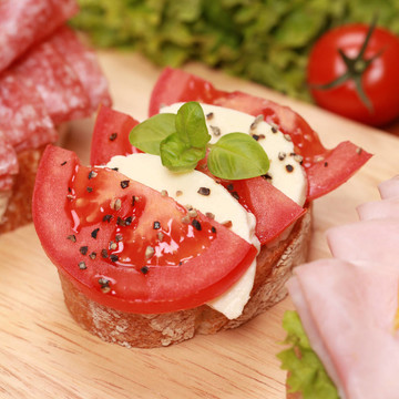 Fingerfood和西紅柿莫扎里拉奶酪