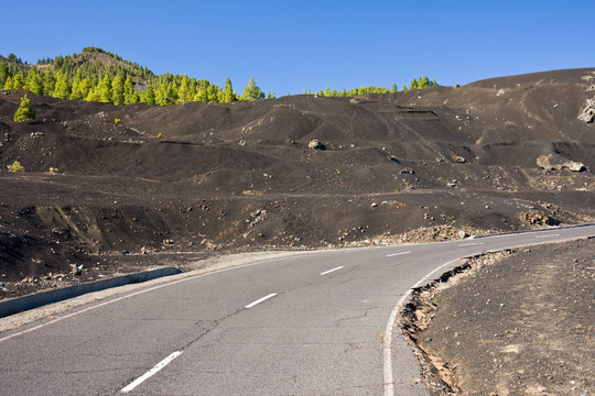 通過火山景觀拉帕爾馬路；加那利群島