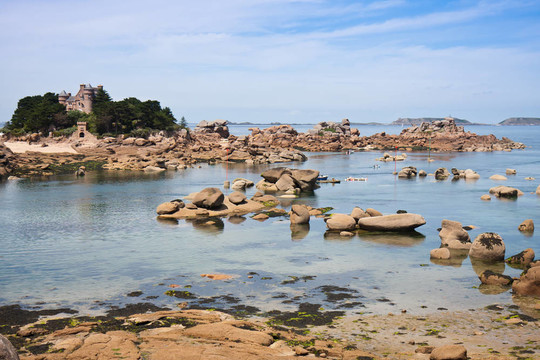 在法國的布列塔尼地區(qū)海岸附近ploumanach；