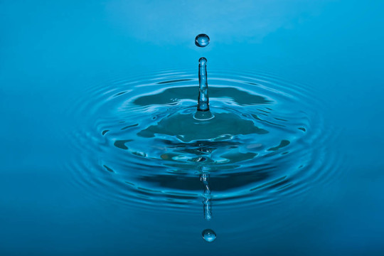 水滴滴在鏡像水中