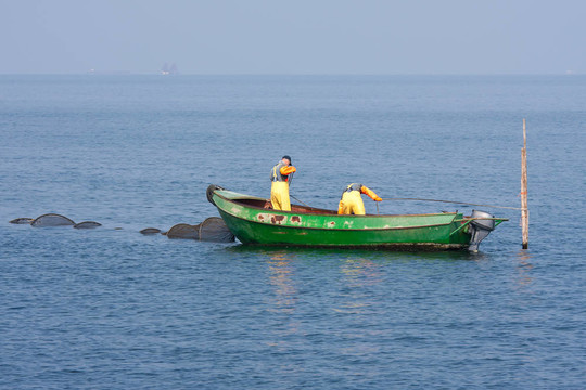 釣魚人檢查他們的網(wǎng)