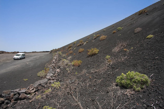 路車在巨大的火山灰山在拉帕爾馬；加那利群島