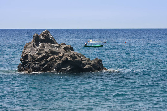 在拉帕爾馬海岸的船只；加那利群島