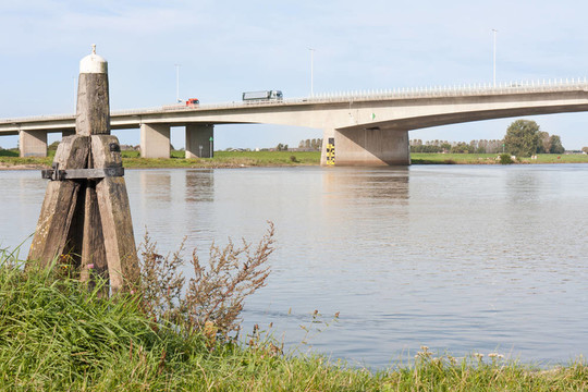 穿越河流艾瑟爾混凝土橋；荷蘭