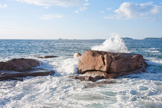 海浪在法國花崗巖海岸破碎；布列塔尼地區(qū)