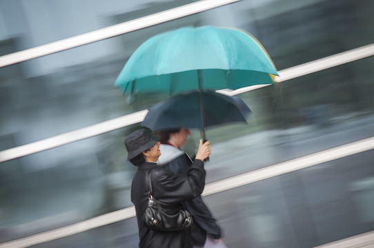 雨中傘下的兩個(gè)女人