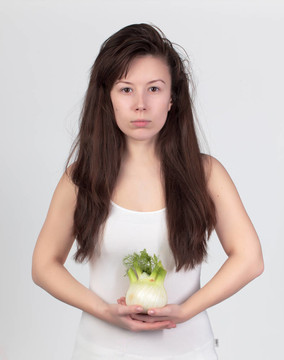 帶新鮮蔬菜的年輕漂亮女人