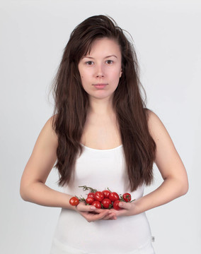 帶新鮮蔬菜的年輕漂亮女人