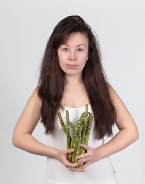 帶新鮮蔬菜的年輕漂亮女人